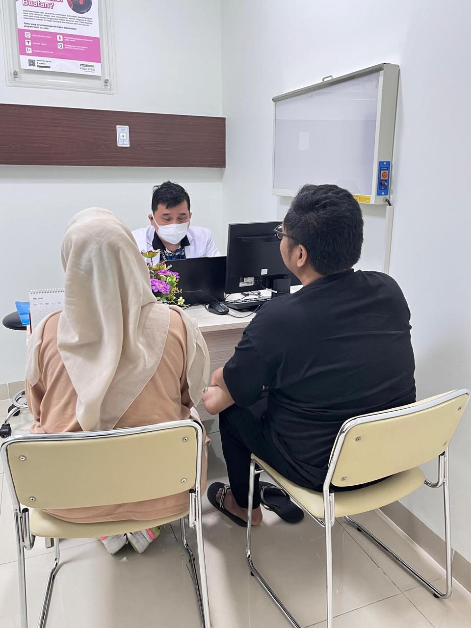 Konsultasi program hamil di ruang praktik