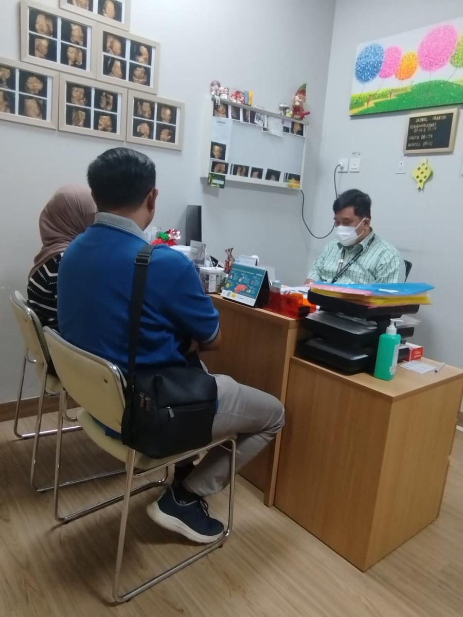 Konsultasi pasangan di ruang praktik