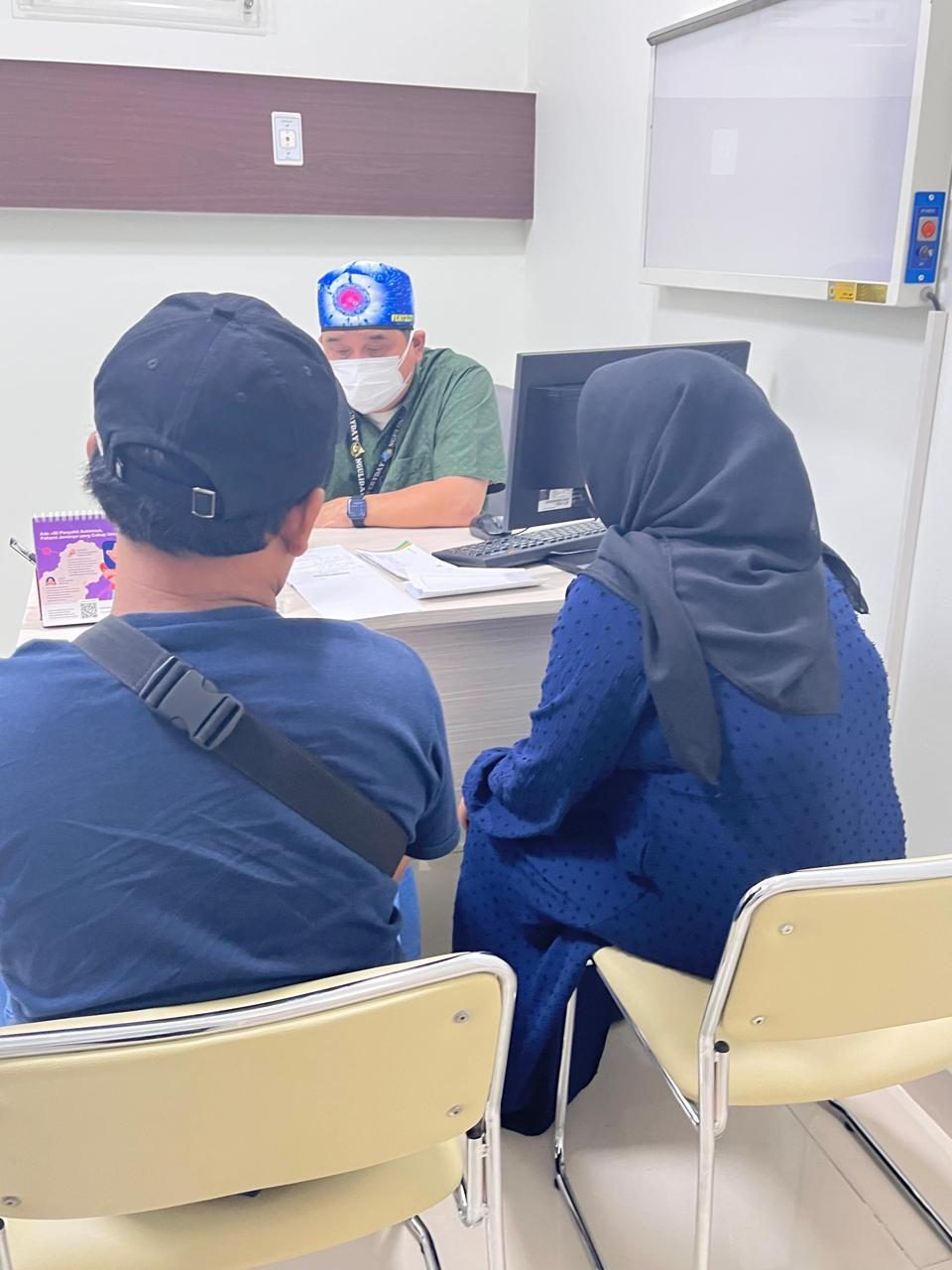 Konsultasi bersama pasangan di ruang praktik