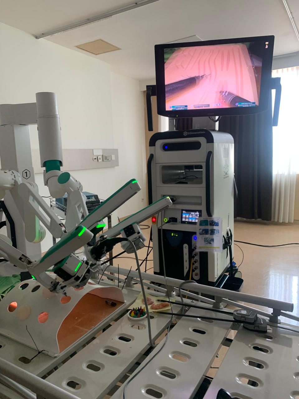 Konsol dan monitor sistem bedah robotik