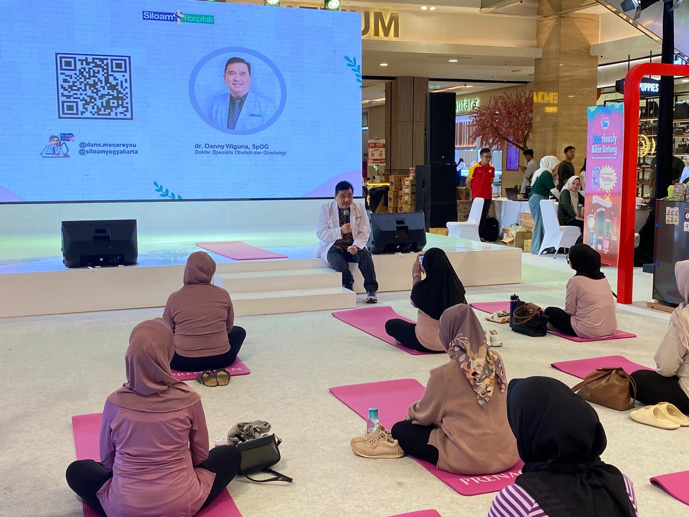 dr. Danny memandu kelas prenatal di pusat perbelanjaan